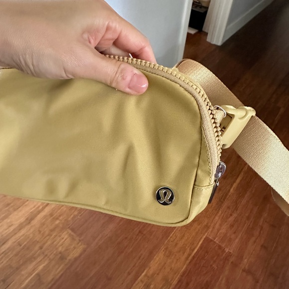 Lululemon NWT everywhere belt bag golden sand - Picture 2 of 6